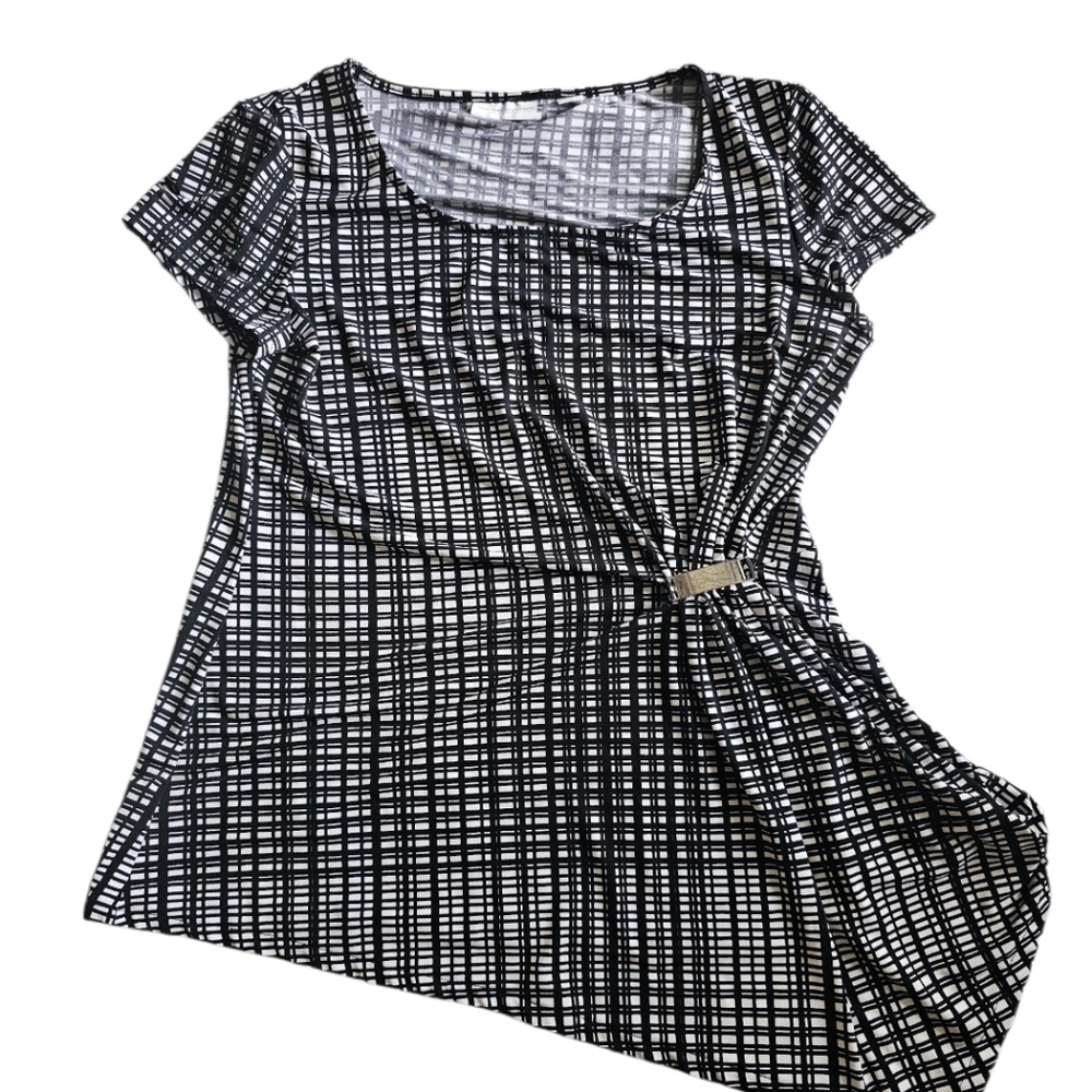 New York and Company Black and White Asymmetrical Knit Top Size Small